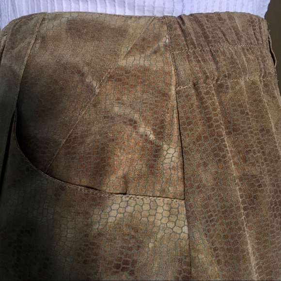 Gold silk skirt in reptile print. - Picture 5 of 7